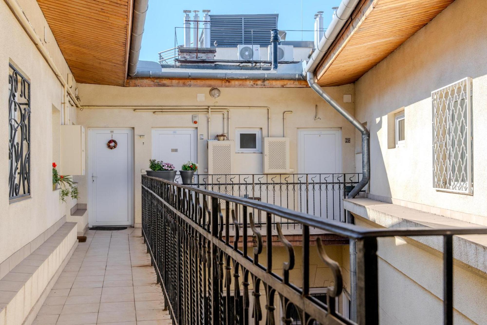 Cozy Flat In The Heart Of Buda Budapest Exterior photo